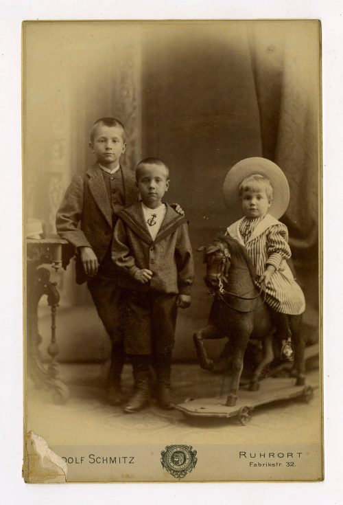 Adolf Uzarski (Dargestellt), Kinderbild von Adolf, Julius und Richard Uzarski (v.l.n.r.), vermutlich um 1896