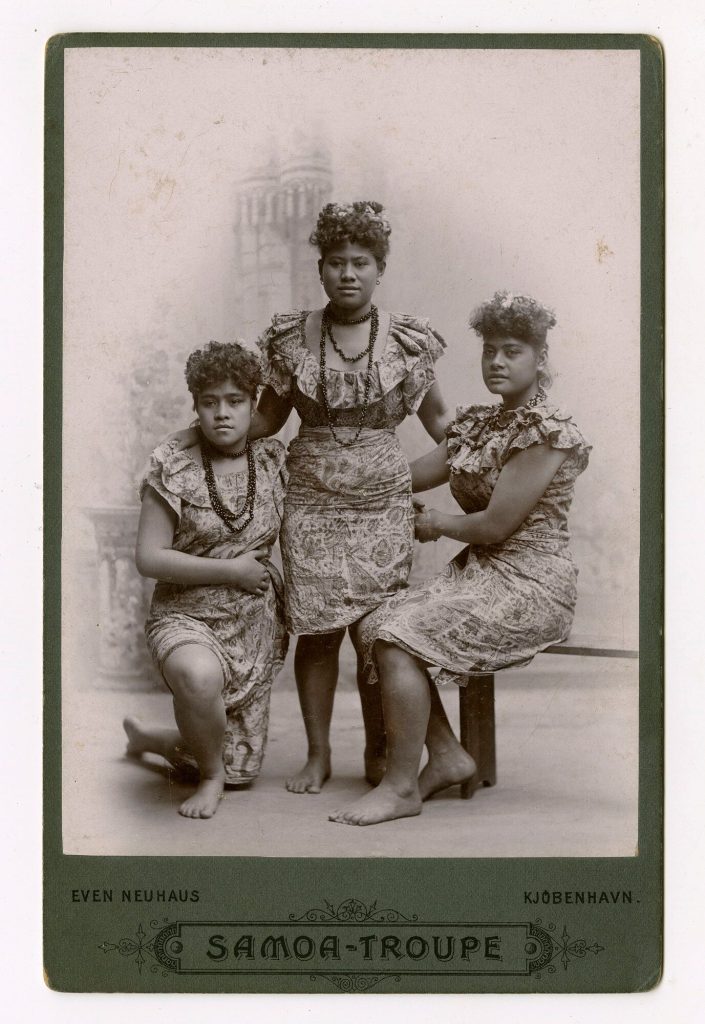 Portrait dreier Frauen, Samoa Troupe