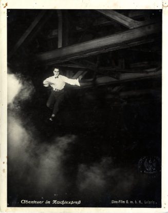 Harry Piel springt von einer Brücke, Aushangfoto zum Film "ABENTEUER IM NACHTEXPRESS", 1925