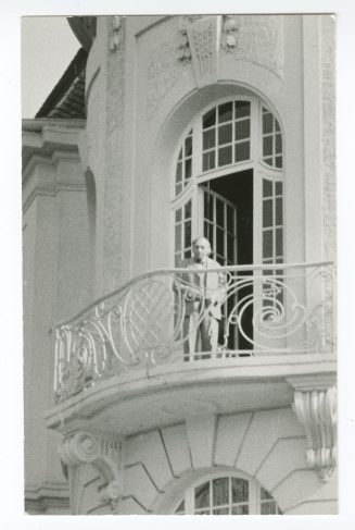 Ehrenhof 3. Gustav Lindemann auf dem Balkon