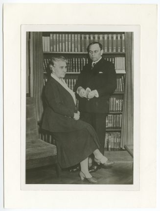 Louise Dumont und Gustav Lindemann in der Bibliothek des Schauspielhauses