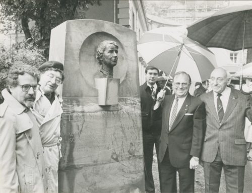 Das Louise-Dumont-Denkmal vor dem Hofgärtnerhaus