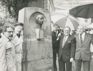 Das Louise-Dumont-Denkmal vor dem Hofgärtnerhaus