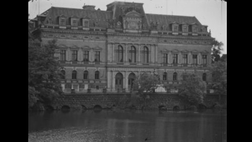 Unbekannt (Regie), [Mutter und Kind Spaziergang: Ständehaus, Hofgarten, Ulanendenkmal], ca./ c. 1929