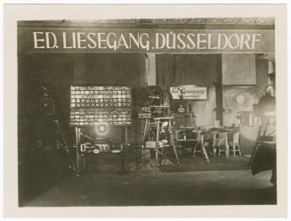 Vorderseite der Fotografie Ausstellungstand Ed. Liesegang der Bildwoche, Dortmund, 1927