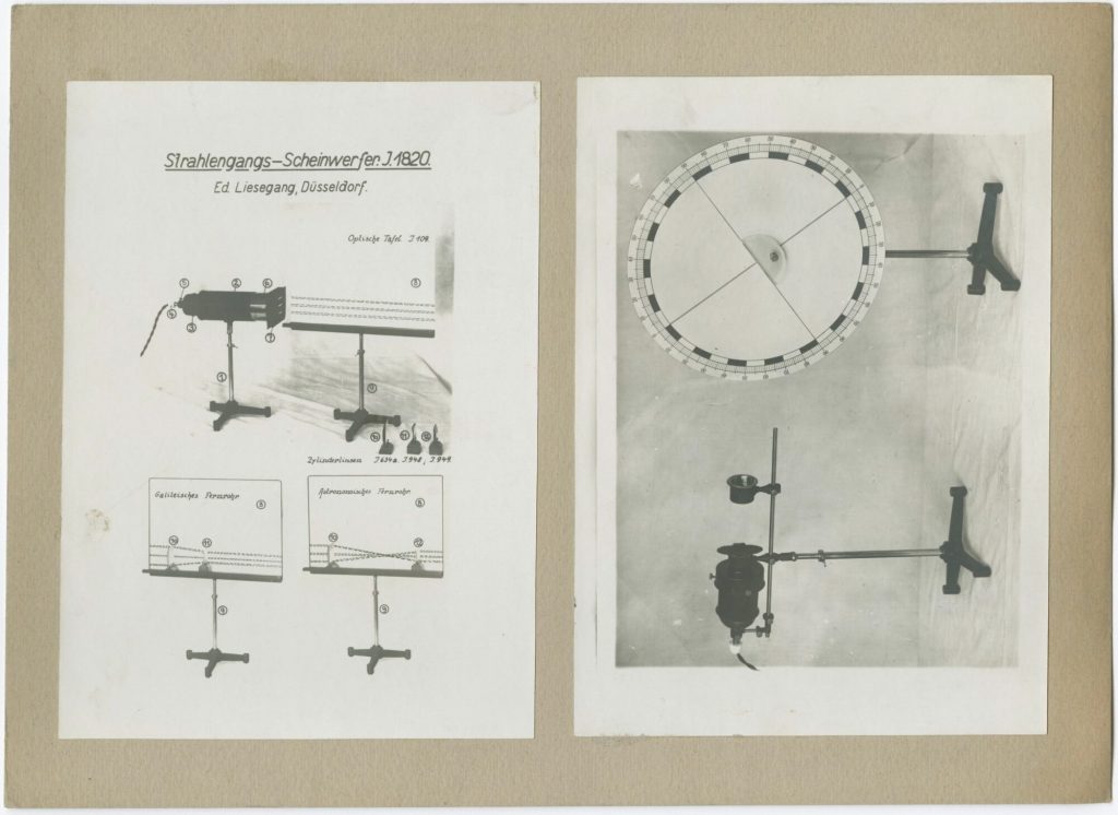 Fotografien zu Strahlengangs-Scheinwerfer J.1820, auf Pappe geklebt