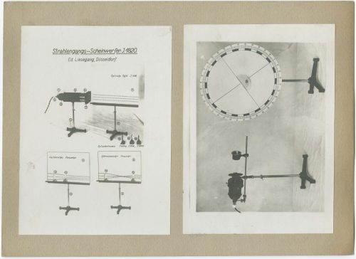 Fotografien zu Strahlengangs-Scheinwerfer J.1820, auf Pappe geklebt