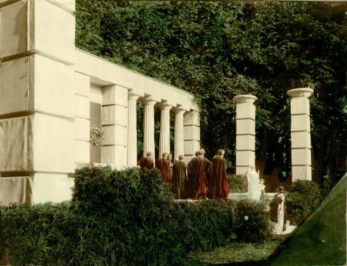 Szenenfoto aus "Antigone" von Sophokles. Schauspielhaus Düssedorf auf der Naturbühne Benrath, 1 ...