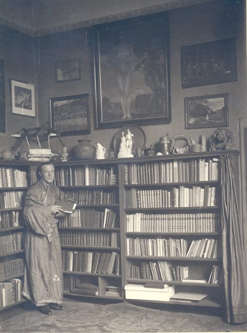 Hanns Heinz Ewers in seinem Atelier in Düsseldorf ca. 1920/1921