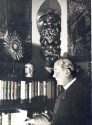 Hanns Heinz Ewers in seiner Wohnung (ca. 1932)