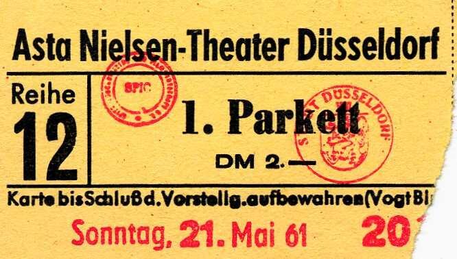 Eine Eintrittskarte (1.Parkett) des "Asta Nielsen-Theater" in der Graf-Adolf-Straße 37 in Düsse ...