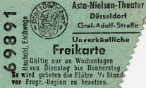 Eine Eintrittskarte (Freikarte) des "Asta Nielsen-Theater" in der Graf-Adolf-Straße 37 in Düsse ...