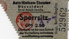 Eine Eintrittskarte (Sperrsitz) des "Asta Nielsen-Theater" in der Graf-Adolf-Straße 37 in Düsse ...