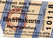 Eine Eintrittskarte für den Piccadilly-Saal des "Asta Nielsen-Theater" in der Graf-Adolf-Straße ...