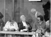 Ingeborg Drewitz und Carl Amery (stehend) beim Schriftstellertreffen in Den Haag 1982