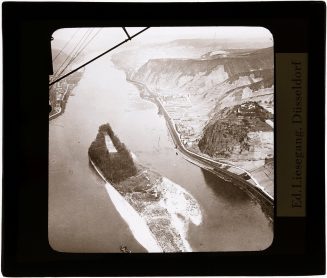 Landschaftsansicht mit Fluss, Flussinsel und Bergen, 20. Jahrhundert