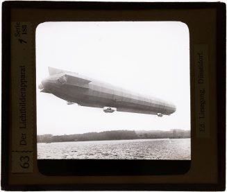 Glasdia, Fliegender Zeppelin über Wasser, Anfang 20. Jahrhundert