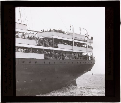 Glasdia, Schiff "Kronprinzessin Cecilie" auf seiner Erstausfahrt aus der Schlüse (Jungfernfahrt ...