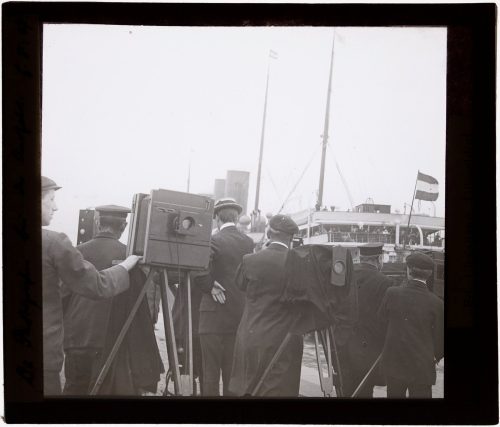 Fotografen bei der Ausfahrt des Schiffes "Kronprinzessin Cecilie" (Jungfernfahrt), 1907