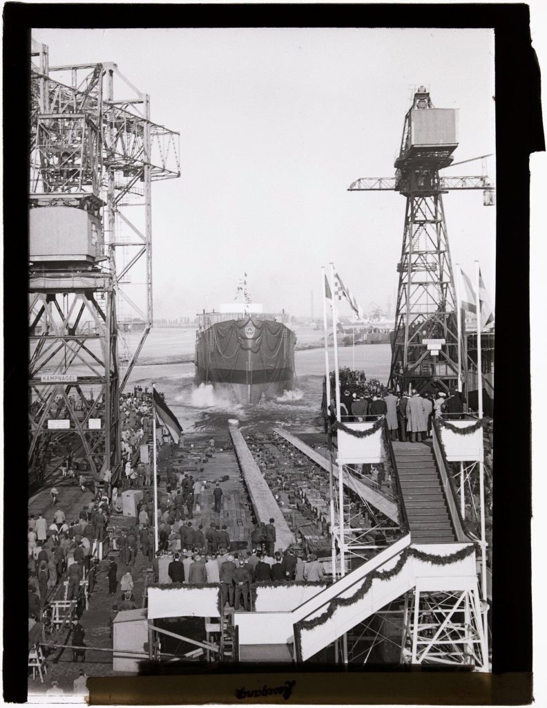 Glasdia, Schiffsabfahrt am Hafen mit Hafenkränen, Anfang bis Mitte 20. Jahrhundert