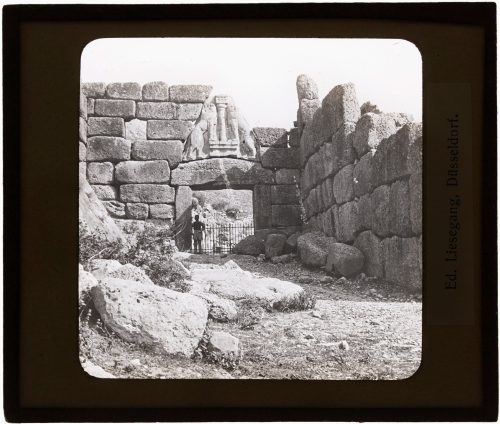 Glasdia, Mann vor dem Löwentor der antiken Stadt Mykene, Mitte 19. bis Mitte 20. Jahrhundert