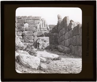 Glasdia, Mann vor dem Löwentor der antiken Stadt Mykene, Mitte 19. bis Mitte 20. Jahrhundert