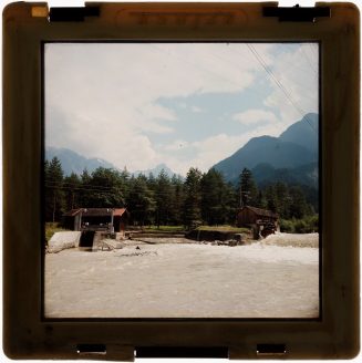 Glasdia, Gebirge-Landschaft mit Fluss und Freileitungen, ca. Mitte 20. Jahrhundert