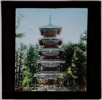 Glasdia, Pagode in Nikko Toshogu, Japan, ca. Mitte bis Ende 19. Jahrhundert