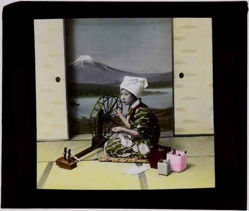 Glasdia, Japanische Frau mit Spinnrocken und Mount Fuji, ca. Anfang 20. Jahrhundert