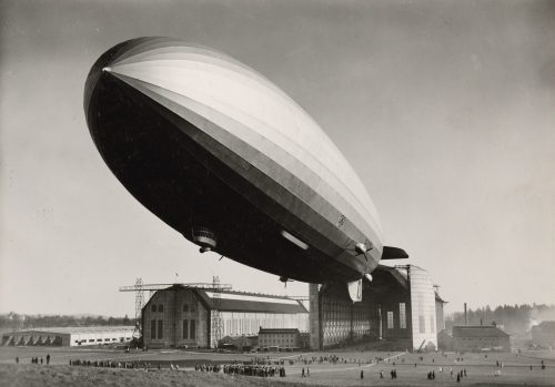 Kurt Panzerbieter (Künstler*in), Ohne Titel (Zeppelin „Hindenburg“ D-LZ 129, Aufsteigen vor der Montagehalle), 1933–1936