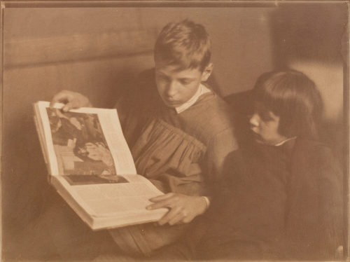 Heinrich Kühn (Künstler*in), Ohne Titel (Hans und Walter mit einem Buch), ca. 1906