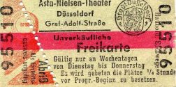 Eine Eintrittskarte (Freikarte) des "Asta Nielsen-Theater" in der Graf-Adolf-Straße 37 in Düsse ...