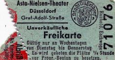 Eine Eintrittskarte (Freikarte) des "Asta Nielsen-Theater" in der Graf-Adolf-Straße 37 in Düsse ...