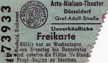 Eine Eintrittskarte (Freikarte) des "Asta Nielsen-Theater" in der Graf-Adolf-Straße 37 in Düsse ...