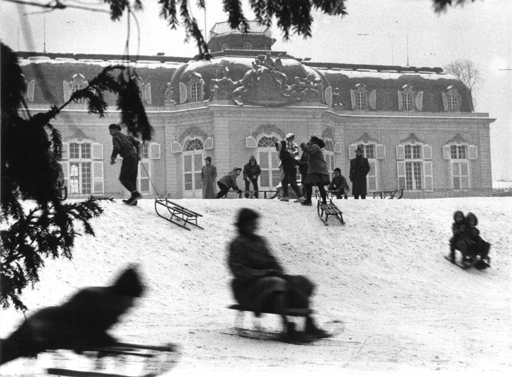 Schlittenfahrer hinter dem Schloss