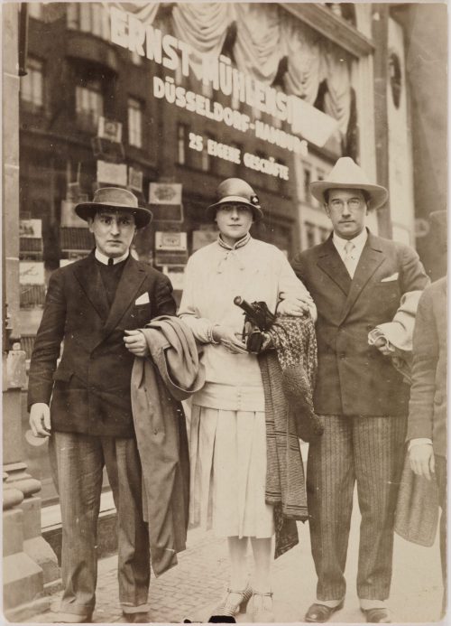 Unbekannt (Fotograf*in), Jankel Adler, Lisbeth und Arthur Kaufmann auf der Schadowstraße, Ende 1920er Jahre