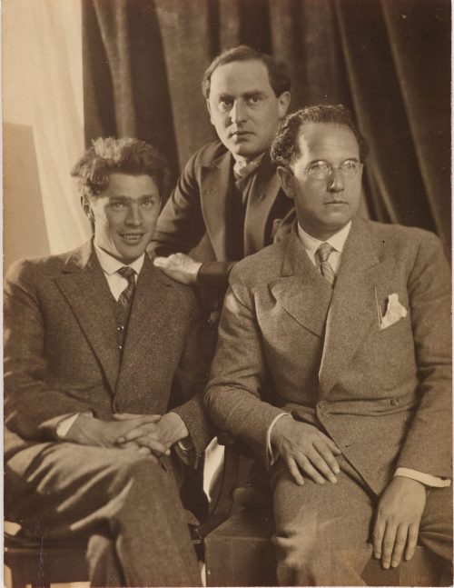 Unbekannt (Fotograf*in), (v.l.) Christoph Voll, Jankel Adler, Arthur Kaufmann. Ausstellung Deutsche Kunst, Düsseldorf, 1928