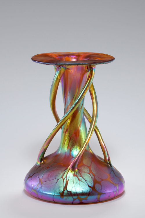 Glasfabrik Johann Lötz Witwe (Hersteller*in), Vase mit Zierhenkeln, 1901 (Dekor), 1902 (Form)