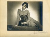 Foto von Luise Rainer mit Hund