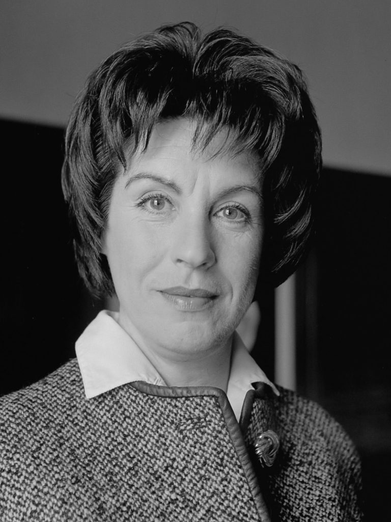 Portrait Maria Becker mit ihrem Ensemble auf Tournee in den Niederlanden, 1963