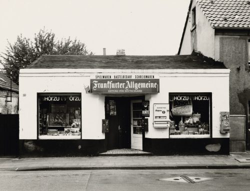 Tata Ronkholz (Künstler*in), Schreibwarengeschäft, Köln-Dünnwald, Berliner Straße 939 (Trinkhallen und Geschäfte Nr. 195), 1979