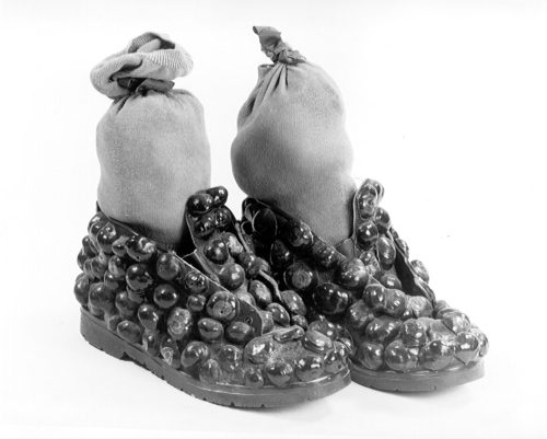 Ogar Grafe (Künstler*in), "Kastanienschuhe", 1987