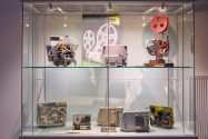 Ausstellungsansicht Vitrine Filmprojektion Depot-Schauraum: "Werft eure Bilder an die Wand!" -  ...