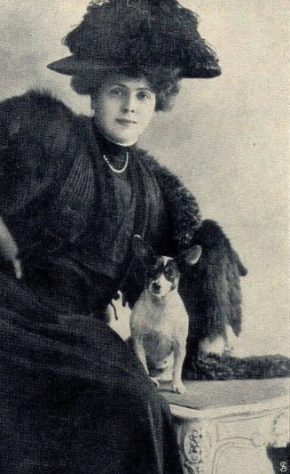 Portrait Madeleine Dolley mit ihrem Terrier,  ca. 1910