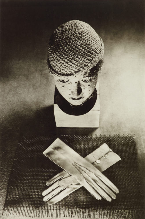 Ringl + Pit (Grete Stern und Ellen Auerbach) (Künstler*in), Hut und Handschuhe, Stillleben, 1932