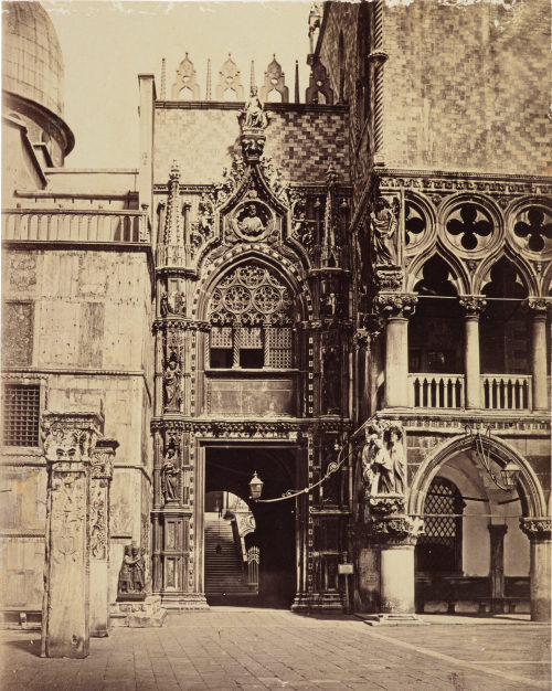 Carlo Ponti (Fotograf*in), Porta della Charta, der Eingang zum Dogenpalast, ca. 1858