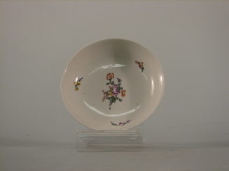 Untertasse mit farbiger Blumenmalerei, Porzellan, Wegely Berlin, 1751-1757