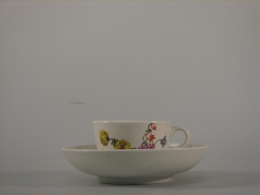 Teetasse und Untertasse mit farbiger Blumenmalerei, Porzellan, Wegely Berlin, 1751-1757