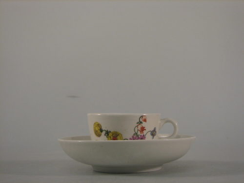 Teetasse und Untertasse mit farbiger Blumenmalerei, Porzellan, Wegely Berlin, 1751-1757