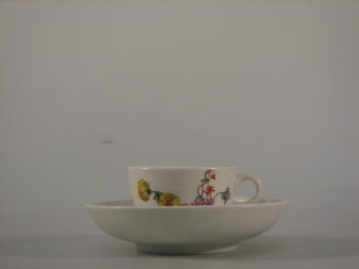 Teetasse und Untertasse mit farbiger Blumenmalerei, Porzellan, Wegely Berlin, 1751-1757